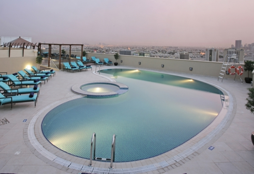 Бассейн на крыше отеля