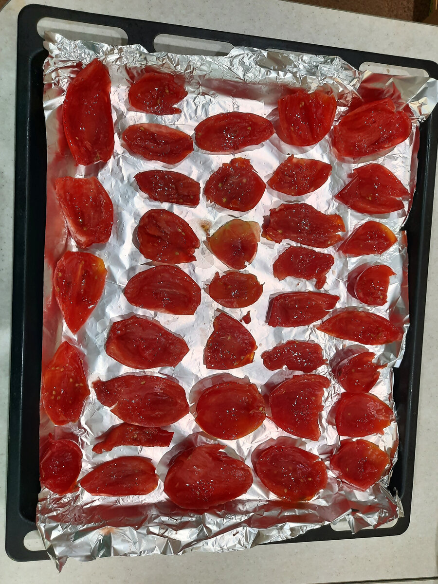 И на фольгу выкладываем половинки и четвертинки помидор. Включаем духовку где-то на 90-100 градусов и ставим наш противень в духовку на 2 часа и оставляем дверцу духовки немного приоткрытой. По истечении двух часов убавляем до 60-70 градусов и оставляем наши помидоры ещё на 2 часа. 