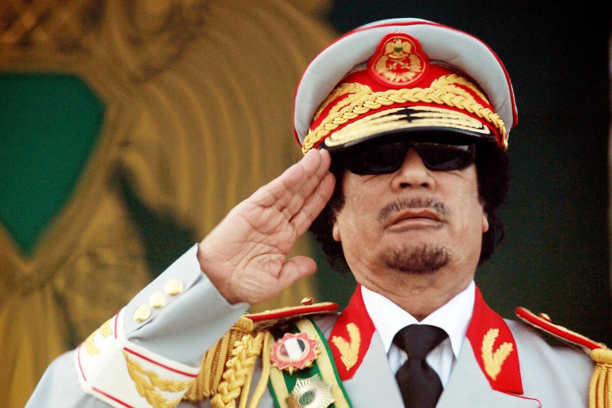 Муаммар Каддафи, изобретатель Джамахирии, строя напоминающего предложенный мной. Однако его строй не работал, находясь под личной властью, через революционные комитеты. 