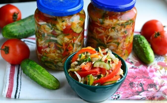 салат кубанский на зиму. кубанский салат на зиму огурец помидор. необычные салаты на зиму. салаты на зиму. салат кубанский с капустой на зиму.