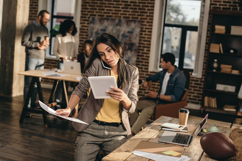 Ура! Я теперь работала в настоящем современном офисе. Источник фото crello.com