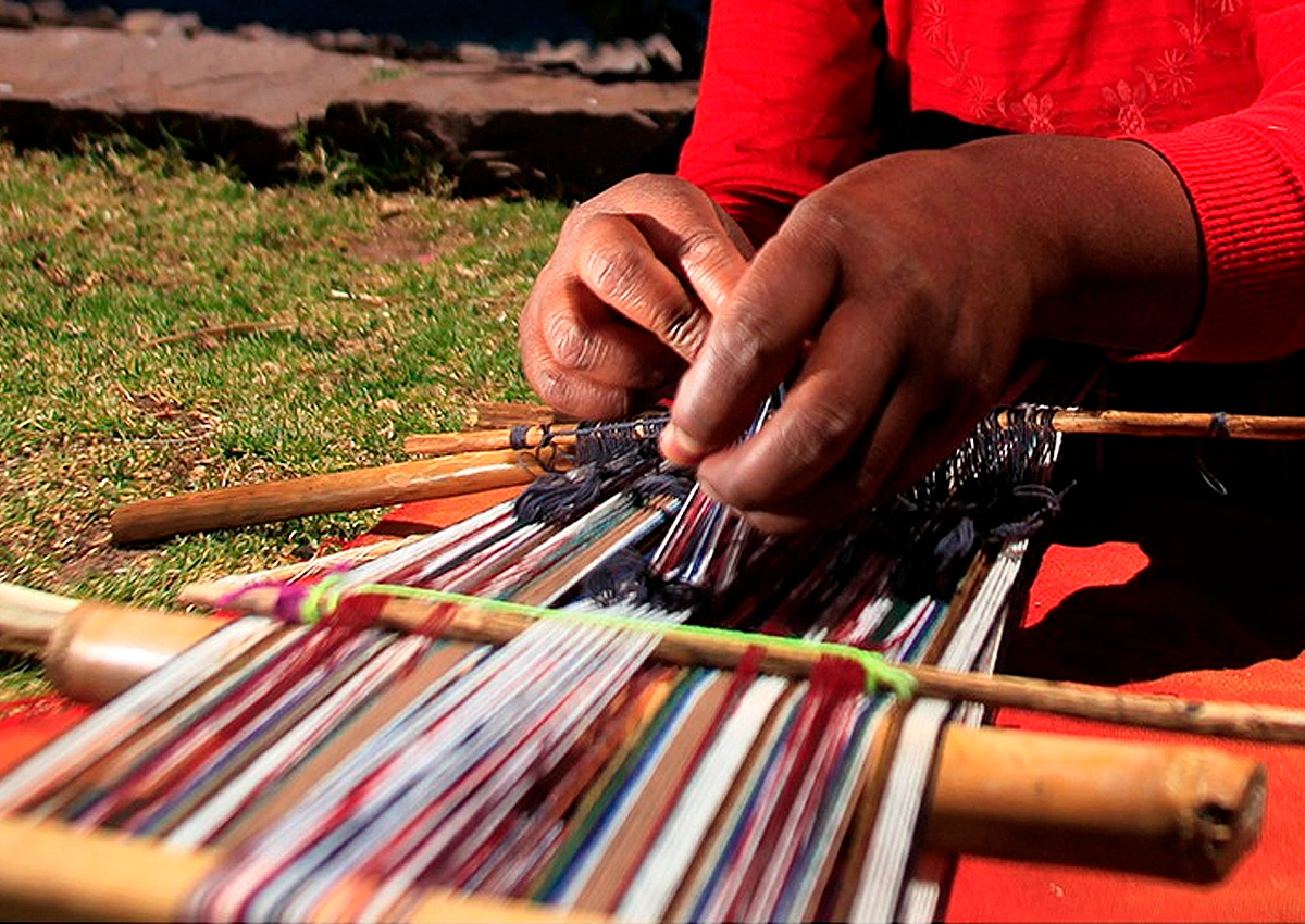 Незамысловатый "ткацкий станок", на котором женщины Такеле ткут ткани 