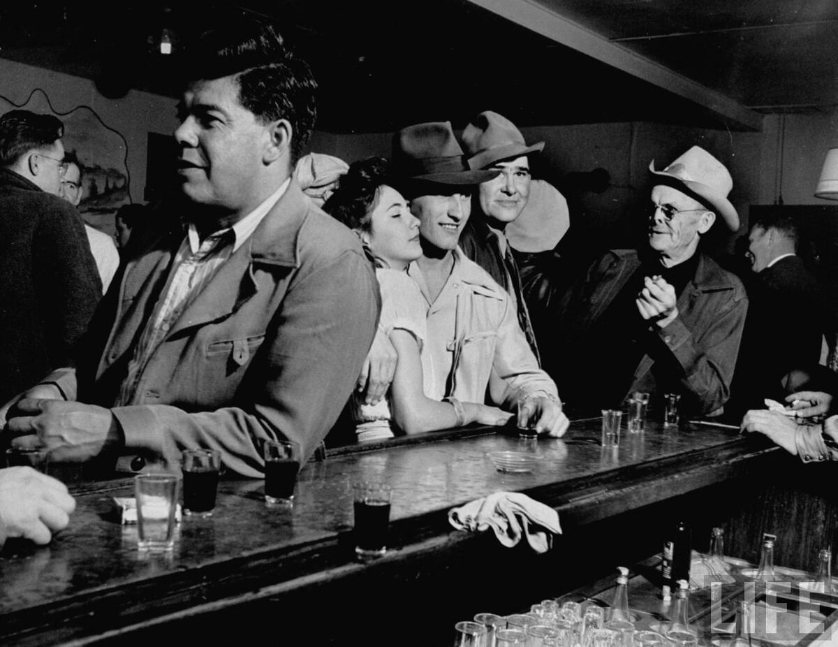 Слепой бар. Спикизи бар Америки 30х. Ретро бар. Мужчина в баре ретро. Советские люди в баре.