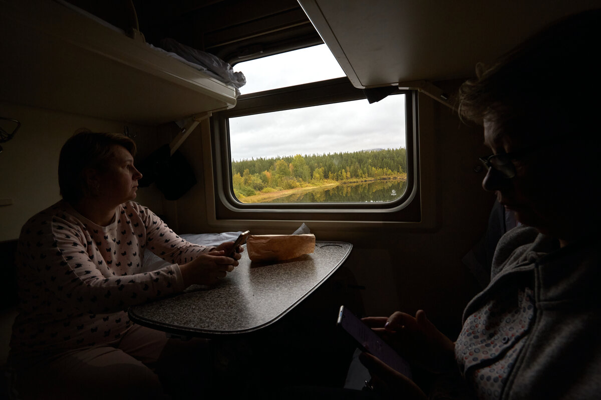 в плацкартном вагоне СПБ-Мурманск, необыкновенный вид из окна, один раз ради таких видов можно  прокатиться на поезде.