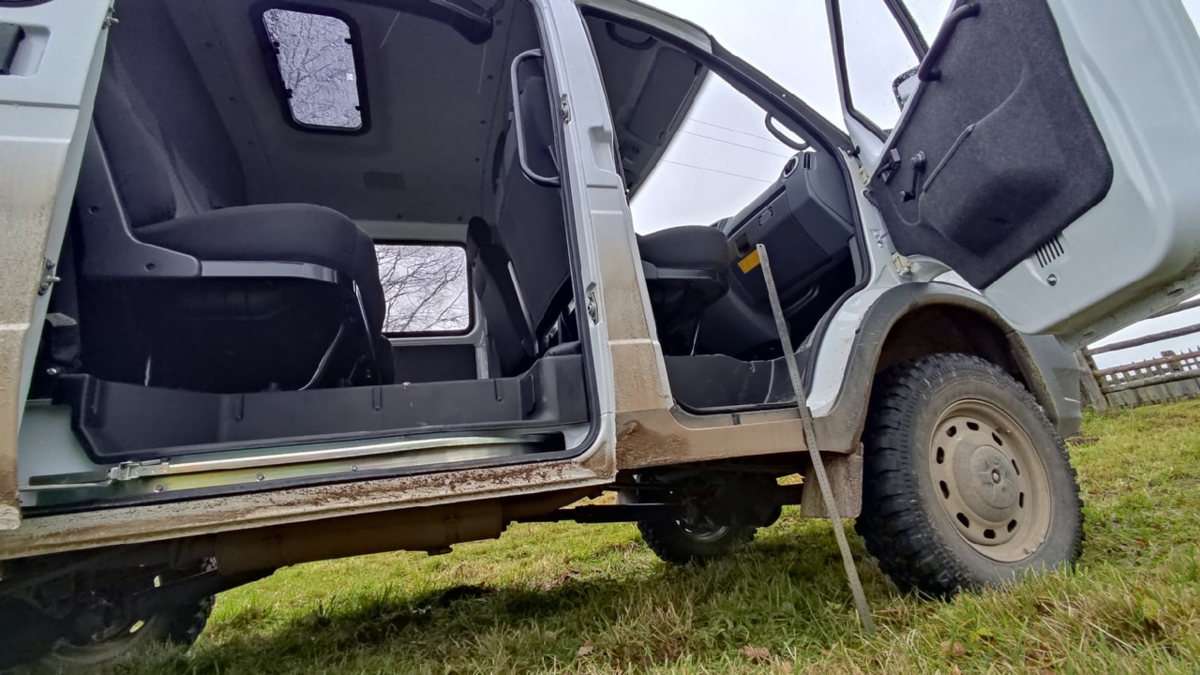 На всякий случай я прислонил к порогу метровую линейку