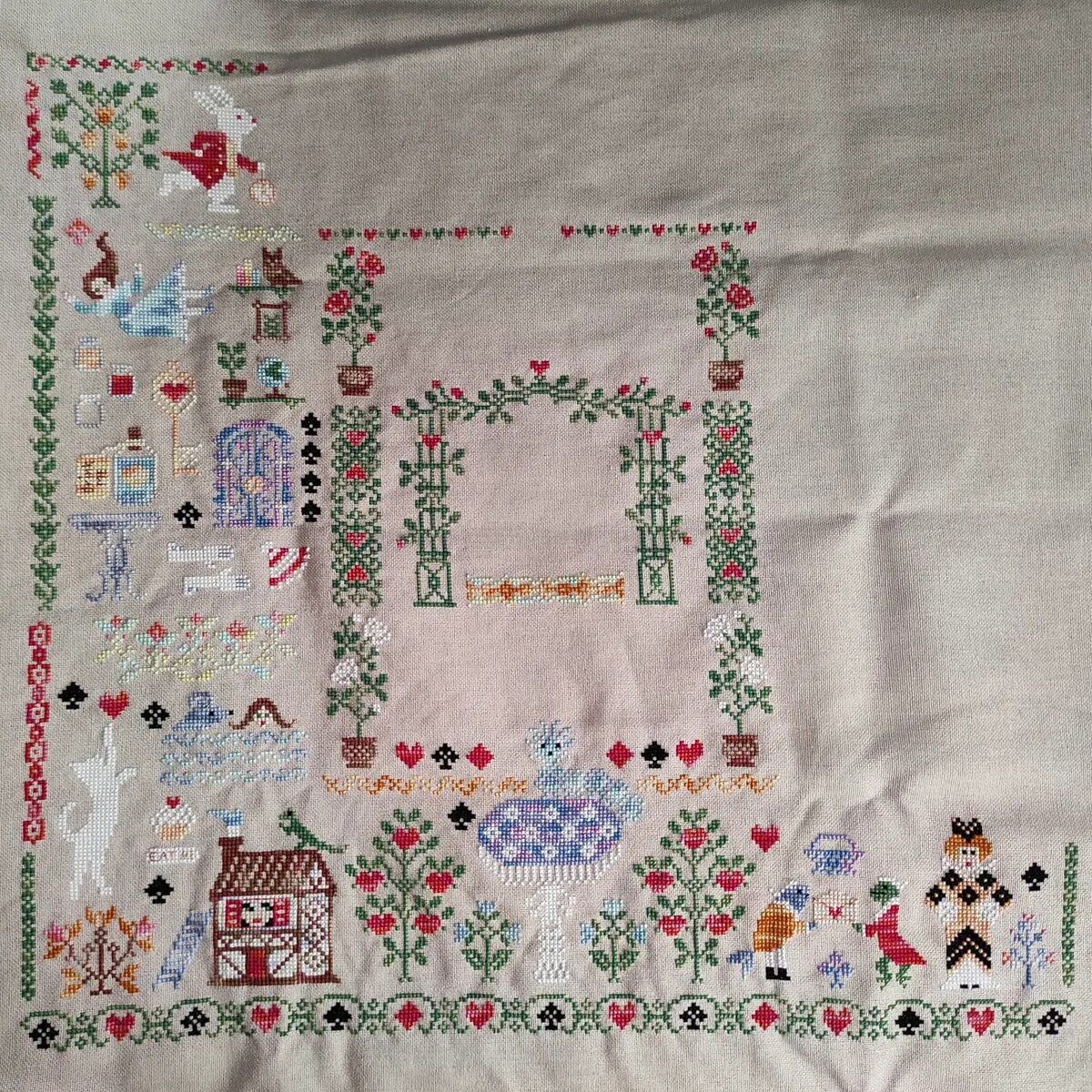 "Алиса в стране чудес" от Совиного леса.