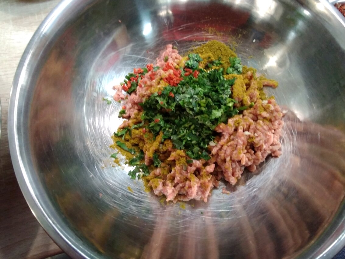 Красивейший фарш для хинкали из мяса, зелени и приправ 