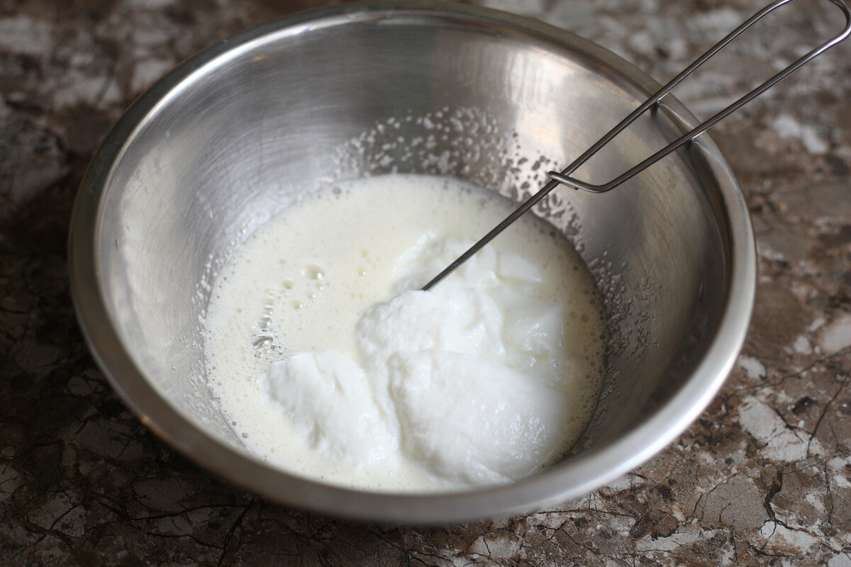Стакан кефира стакан сахара стакан муки. Шарик замешивает тесто. Измельчить в ручную тесто. Замешивание теста руками на Руст. Как замесить тесто на кефире.