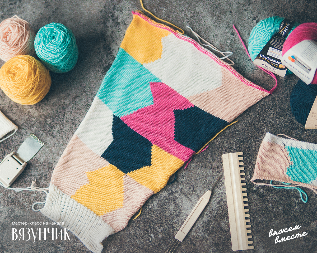 Вот так выглядит рукав моего нового джемпера, связанный интарсией