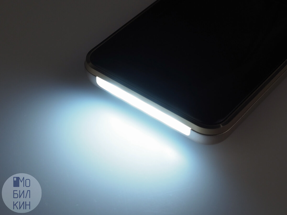 Сверху находится фонарик из четырёх светодиодов. Светит он примерно на 50% ярче вспышки смартфона