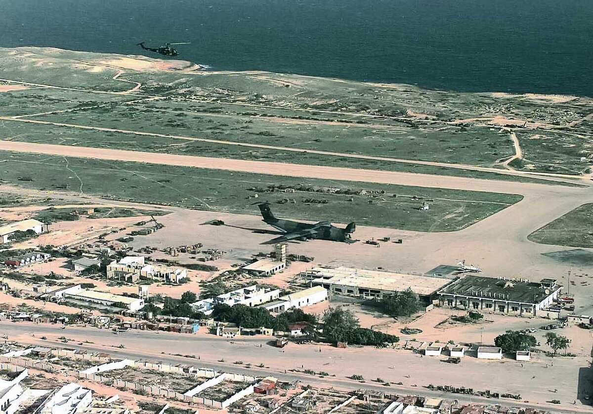 Международный аэропорт Могадишо, декабрь 1992 г. На стоянке - С-5А ВВС США, в воздухе - UH-1N авиации КМП США. 
