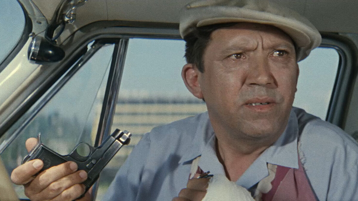 Кадр из фильма «Бриллиантовая рука» (1968). Скриншот.