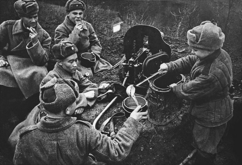 Здравствуйте, мои дорогие. История это очень важная часть нашей жизни... прожили день и он уже история... наша маленькая история, его не вернешь, а через какое-то время можно и забыть.-6