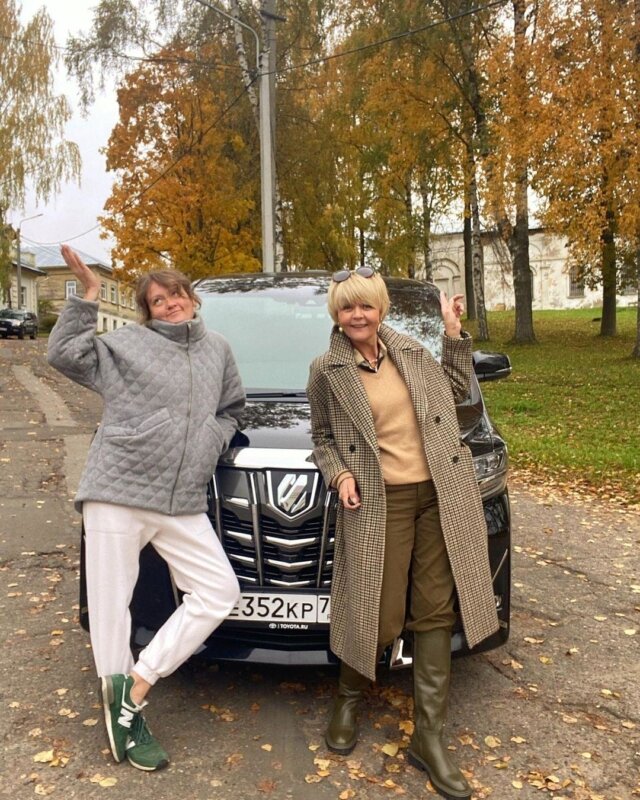 Юлия Меньшова (справа) с подругой. Фото: instagram.com/juliavmenshova/