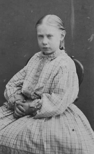 Вера Константиновна в детстве, даже по фото видно, что девочка была очень неуравновешенной 