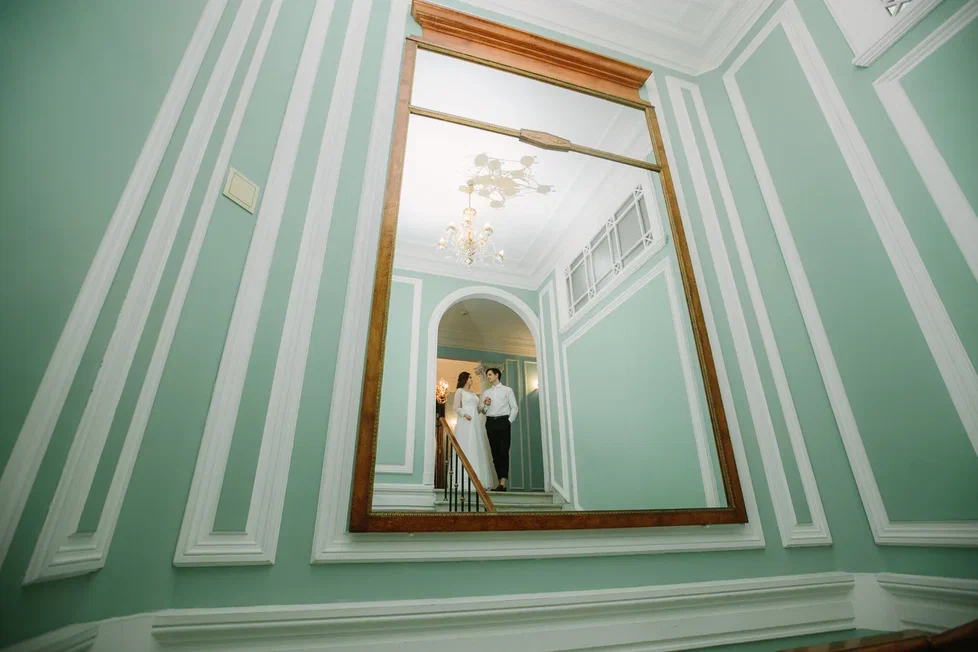 Большое зеркало между этажами особняка (фото Дмитрий Павлов)