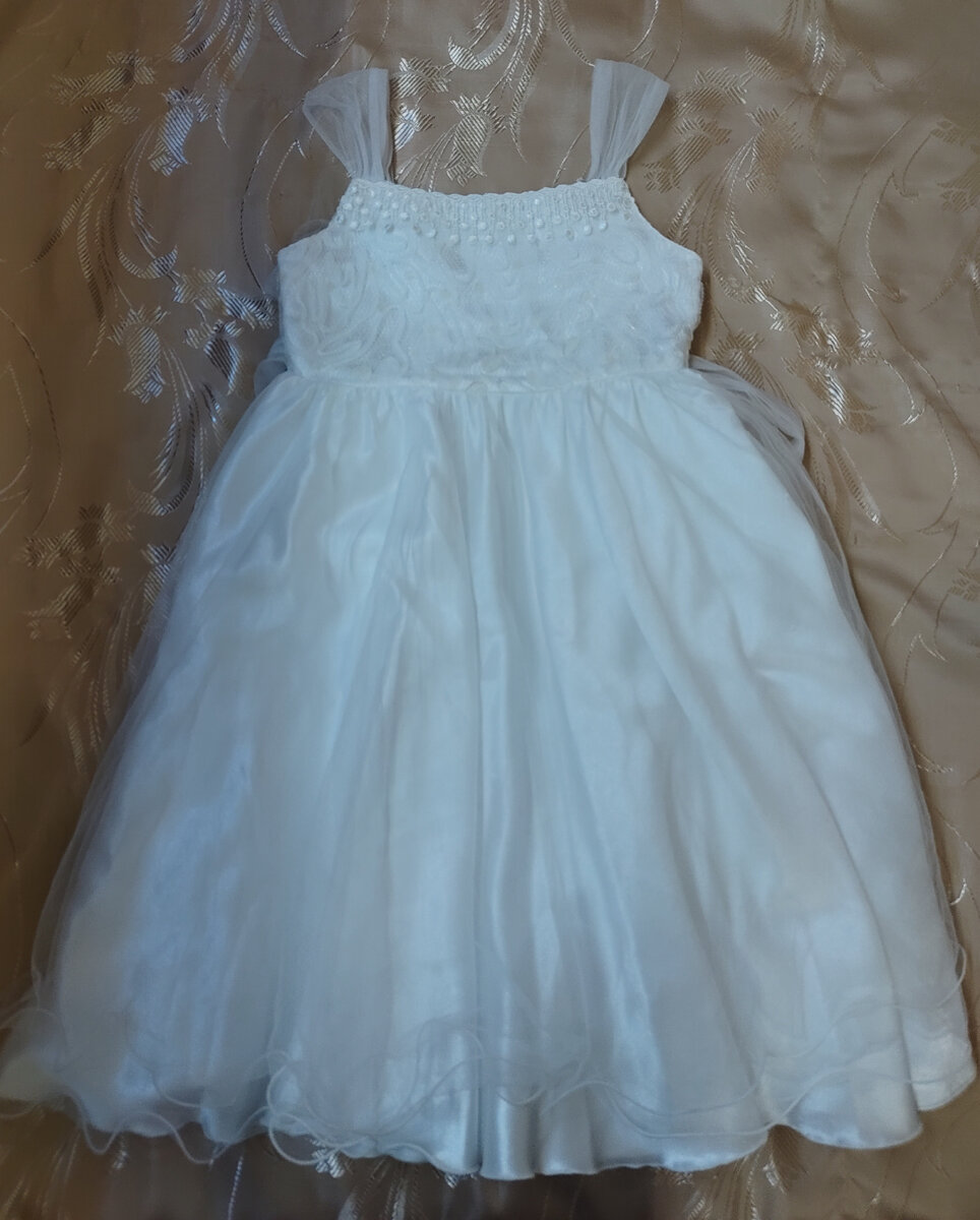 Нарядное платье молочного цвета. Фото автора.