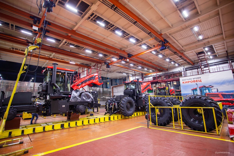 "Петербургский тракторный завод" за последние несколько лет полностью модернизировал производство и выпускает современные тракторы (© Андрей ГАШЕВ)