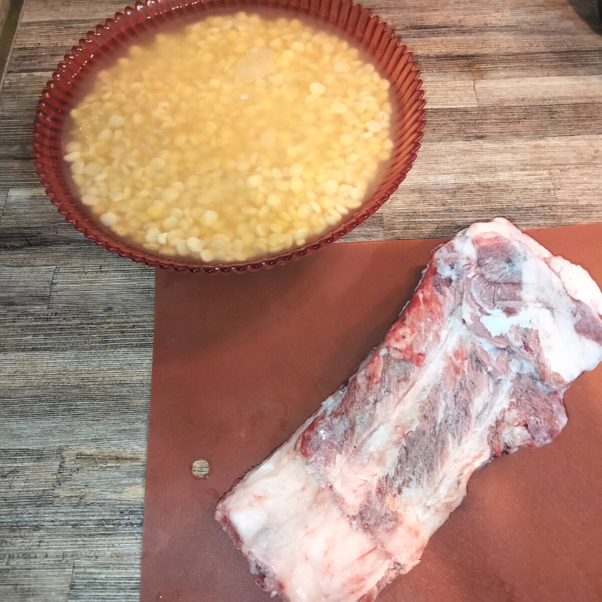 Только сейчас увидела, каким огромным кажется этот шмат. На самом деле, здесь всего несколько рёбрышек.