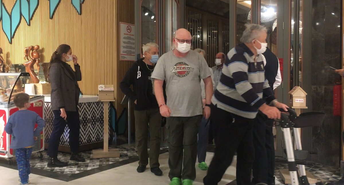 Гости Side Royal Hotels заходят на праздничный ужин. Фото автора.