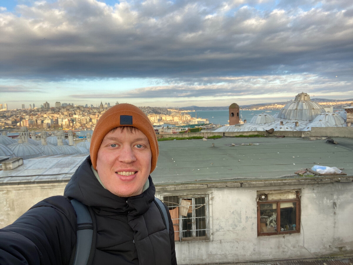 Вид на пролив Босфор и Азиатскую часть Стамбула с территории мечети. Фото автора 