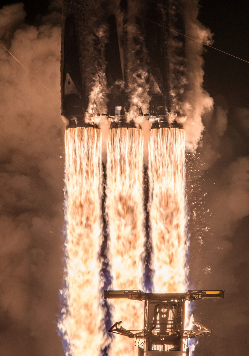 1 из 2 боковых ступеней на фото и есть B1052 во время запуска миссии "STP-2" Falcon Heavy, фото Брэди Кеннигстона