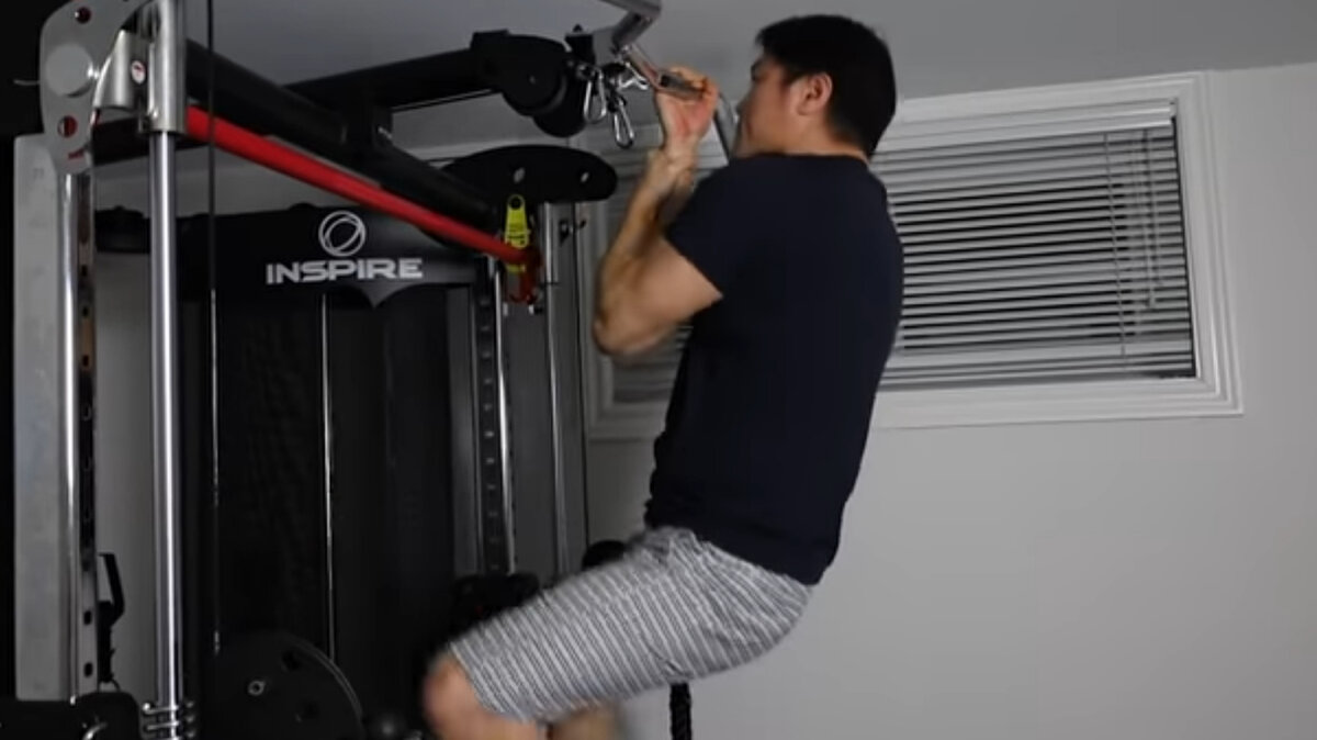 Джейсон Фанг на силовой тренировке. Фото с YouTube. 