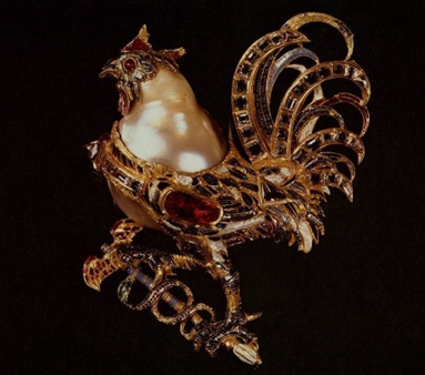 - Тело петуха на золотой заколке сделано из жемчужины неправильной формы.