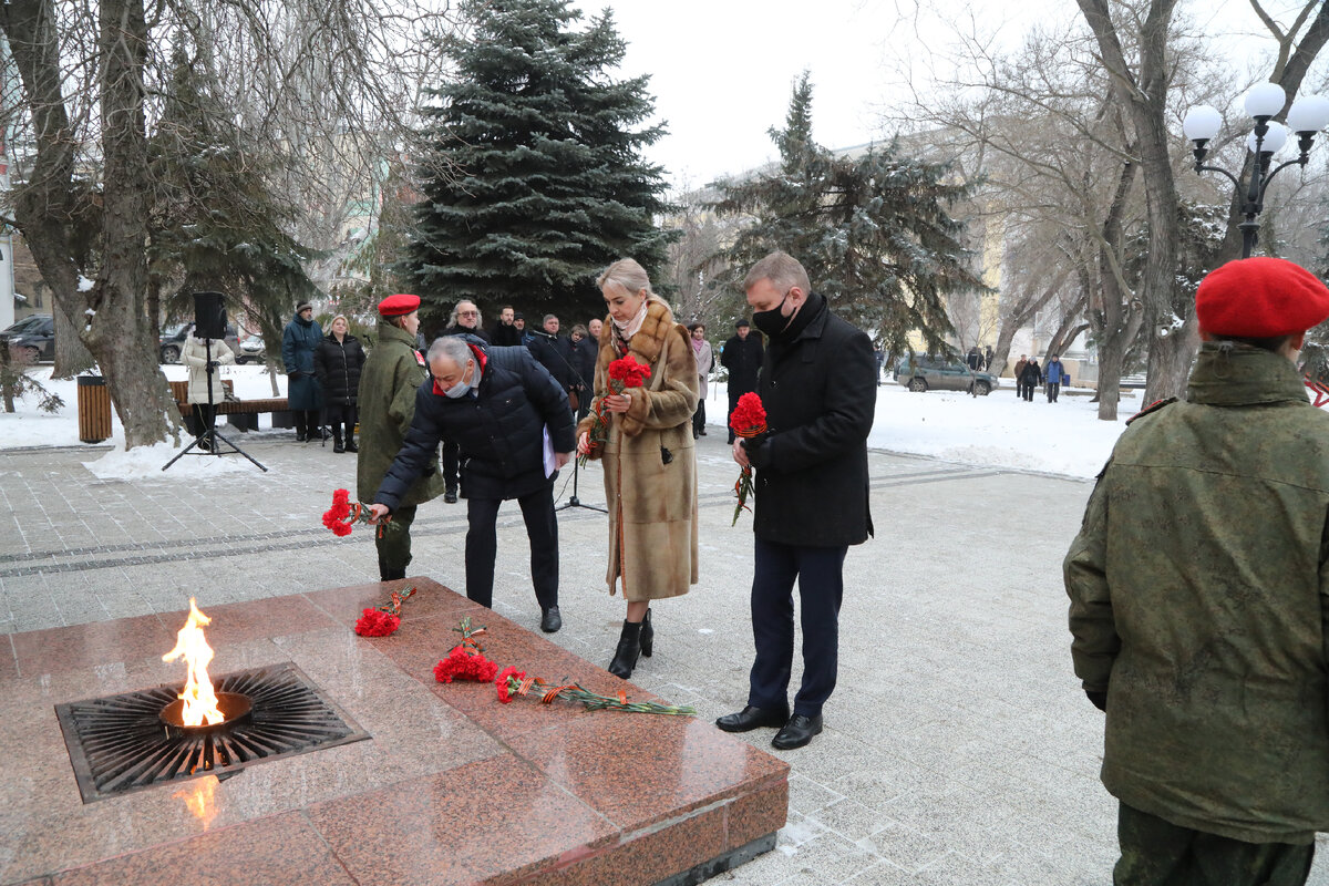 Цветы — к Вечному огню