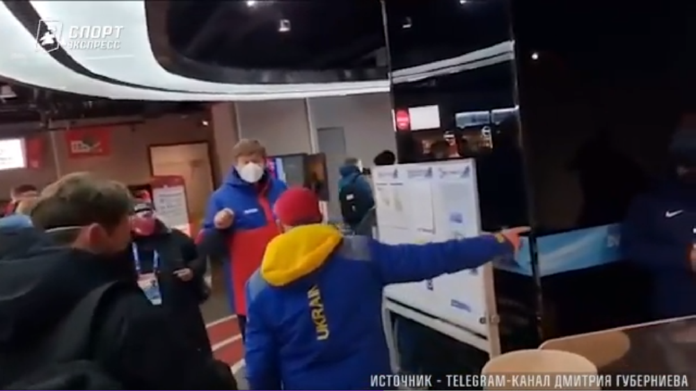 скрин-шот стоп-кадра из открытых СМИ https://iz.ru/1286837/2022-02-04/guberniev-povzdoril-s-ukrainskim-zhurnalistom-na-oi-pekine?utm_source=yxnews&utm_medium=desktop