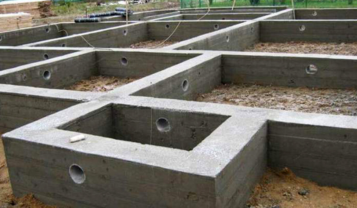 Прочный капитальный фундамент - очень надежный, но дорогой.