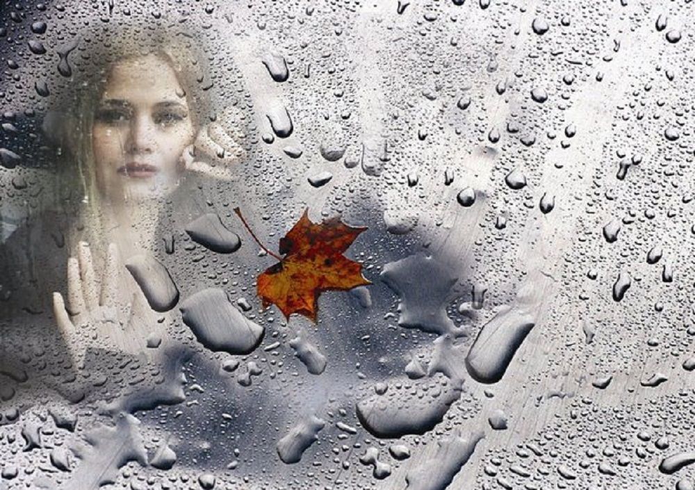 И стучала и звенела. Осенняя грусть. Фотосессия с мокрым стеклом. Женщина за мокрым стеклом. Осень дождь любовь.