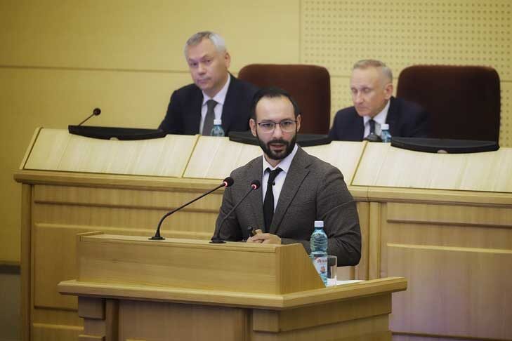    Министр экономического развития Лев Решетников выступил на сессии областного парламента. Фото Андрея Заржецкого