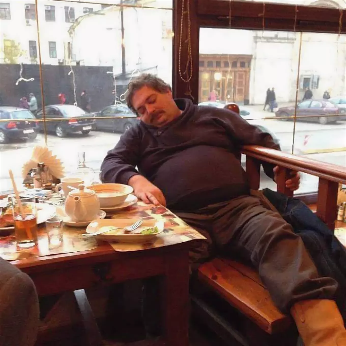 Дремлет "творческая личность", набирается сил на Родину помои лить.