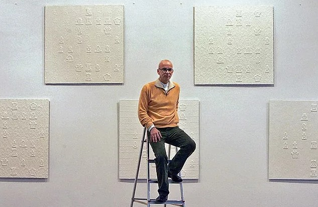 Сэм Хавадтой – венгерско-американский дизайнер интерьеров британского происхождения, современный художник и владелец Gallery 56.