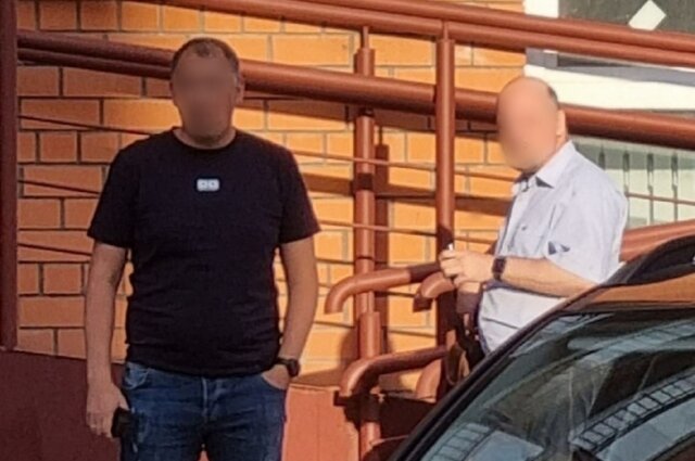    По словам автора фото, именно эти двое поджидают людей у входа. Фото: личный архив/ Автор неизвестен