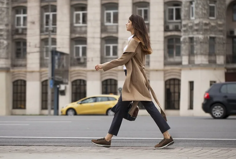 Что такое walking. Девушка идет. Женщина идет по улице. Походка модели. Стиль походки