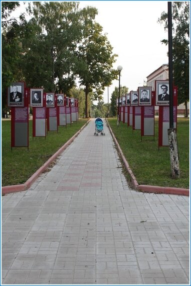 Аллея памяти. Тогда это был просто сквер и дорожки были заасфальтированы. Фото 2011 года