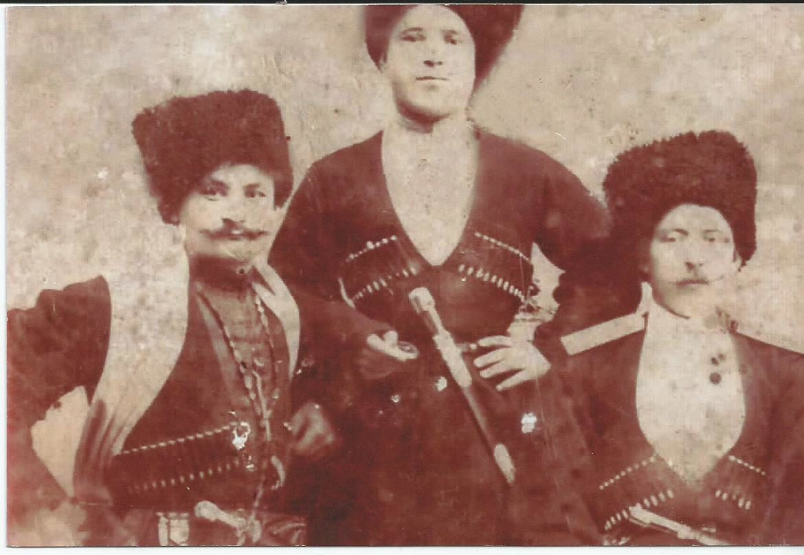 Ищёрские казаки Бычковы (На фотографии запечатлены терские казаки Горско-Моздокского отдела Терского казачьего войска. Слева казак станицы Ищёрской Бычков Матвей Кириллович) С сайта Проза-Ру. 