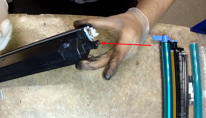 Фото 69. Устанавливаем поролоновый уплотнитель, который мы снимали на фото 60