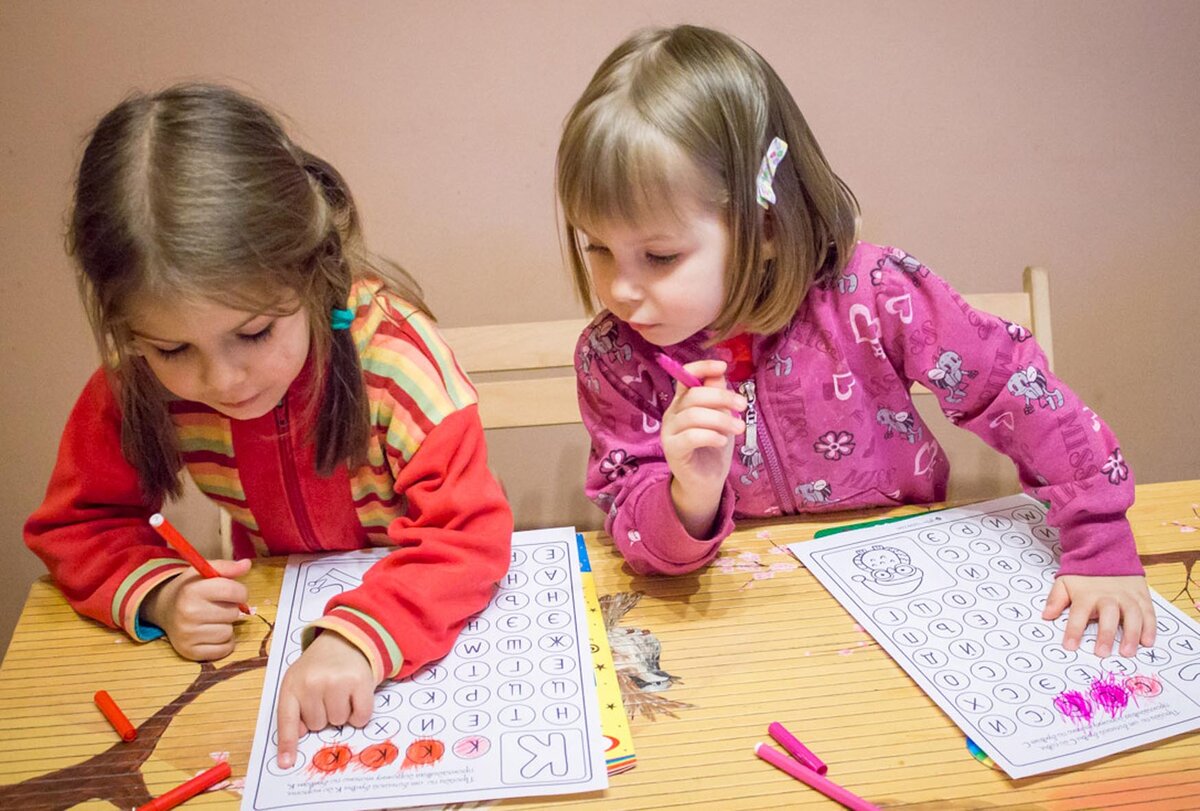 Дети старшего дошкольного возраста. Занятия для детей 5-6 лет. Учеба в игровой форме. Дети учат азбуку. Изучение алфавита в детском саду.