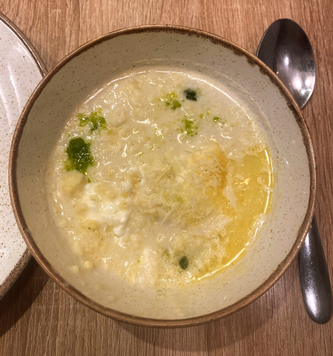 Вот так выглядит эта чудесная пшенная каша с яйцом пашот, песто и пармезаном. Интересное прочтение. Попробуете приготовить? 