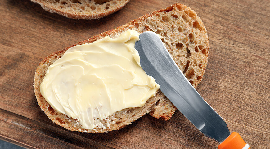 Довольно часто маргарин имеет сливочный вкус  за счет содержания в нем молочных продуктов. Так что и на хлеб намазать хочется!