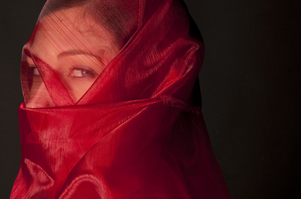 Дама в красном...ну, или в черном...