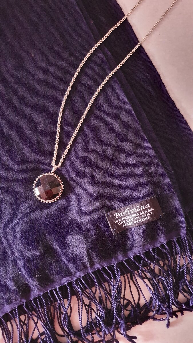 50% пашмины и 50% шелка, пушистое волокно. Ни в какое сравнение не идёт с вискозными "шарфиками", на который огромными буквами написано ПАШМИНА. Цена покупки 799 рублей. 