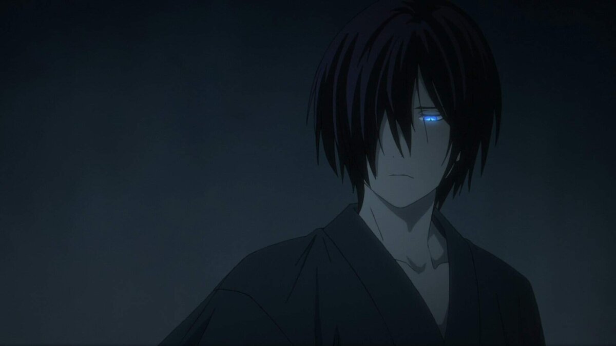 Ято — бродячий японский бог в образе худощавого синеглазого юноши в спортивном костюме. В синтоизме сила божества определяется числом верующих, а у нашего героя — ни храма, ни жрецов, все пожертвования умещаются в бутылке из-под сакэ. Парень в шейном платке подрабатывает мастером на все руки, малюя объявления на стенах, но дела идут совсем худо. Даже языкастая Маю, много лет работающая синки — Священным оружием Ято — покинула хозяина. А без оружия младший бог не сильнее обычного смертного мага, приходится (вот позор!) от злых духов прятаться. И кому вообще такой небожитель нужен?