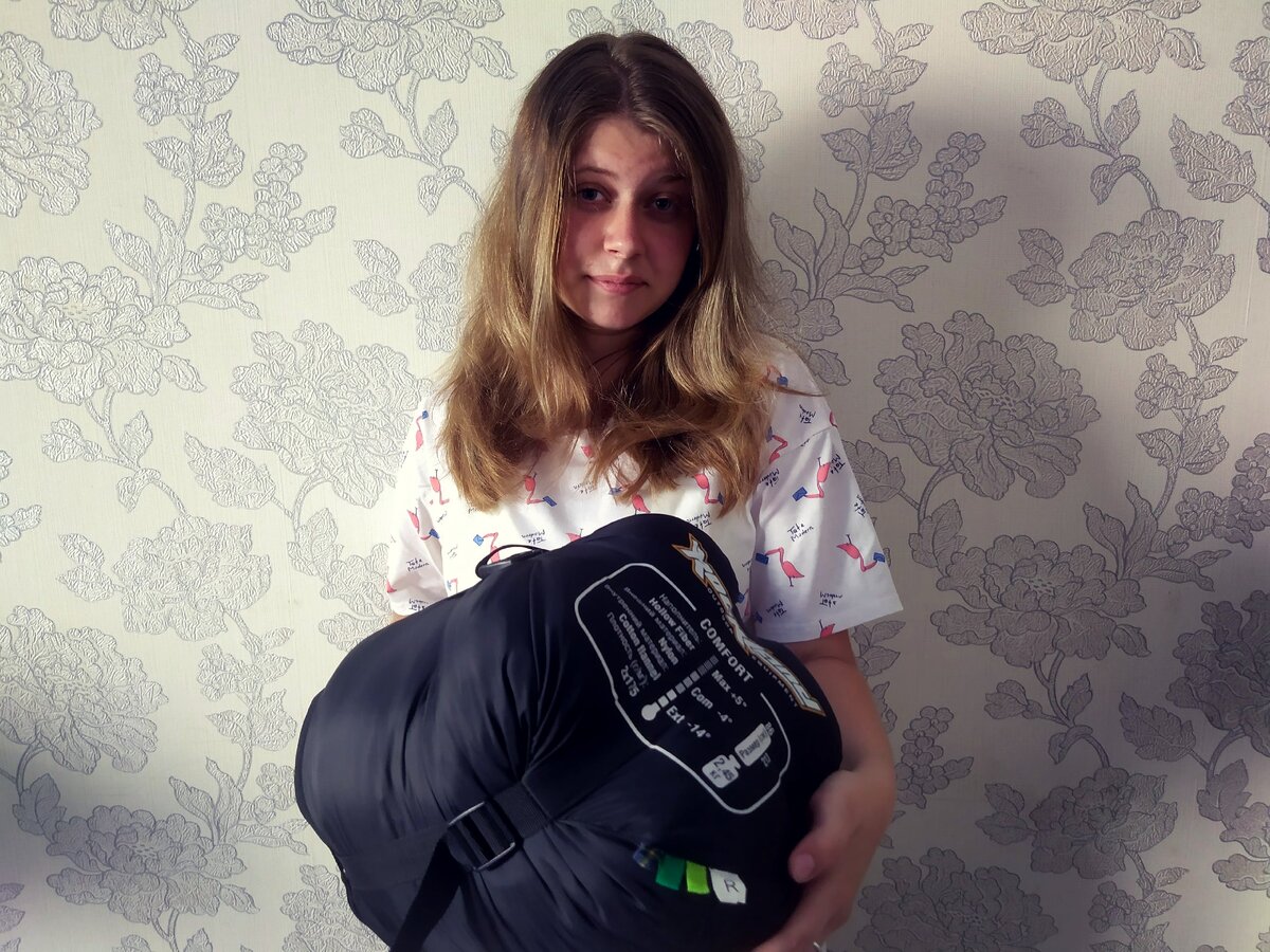 Дочка держит  свой  2-й спальник. Этот теплый на минус 15, а есть еще по легче на минус 5. Вообще,  у тех, кто живет на природе, несколько спальников. А если вы ходите не часто и хотите купить один - покупайте с большим разбегом в минус.