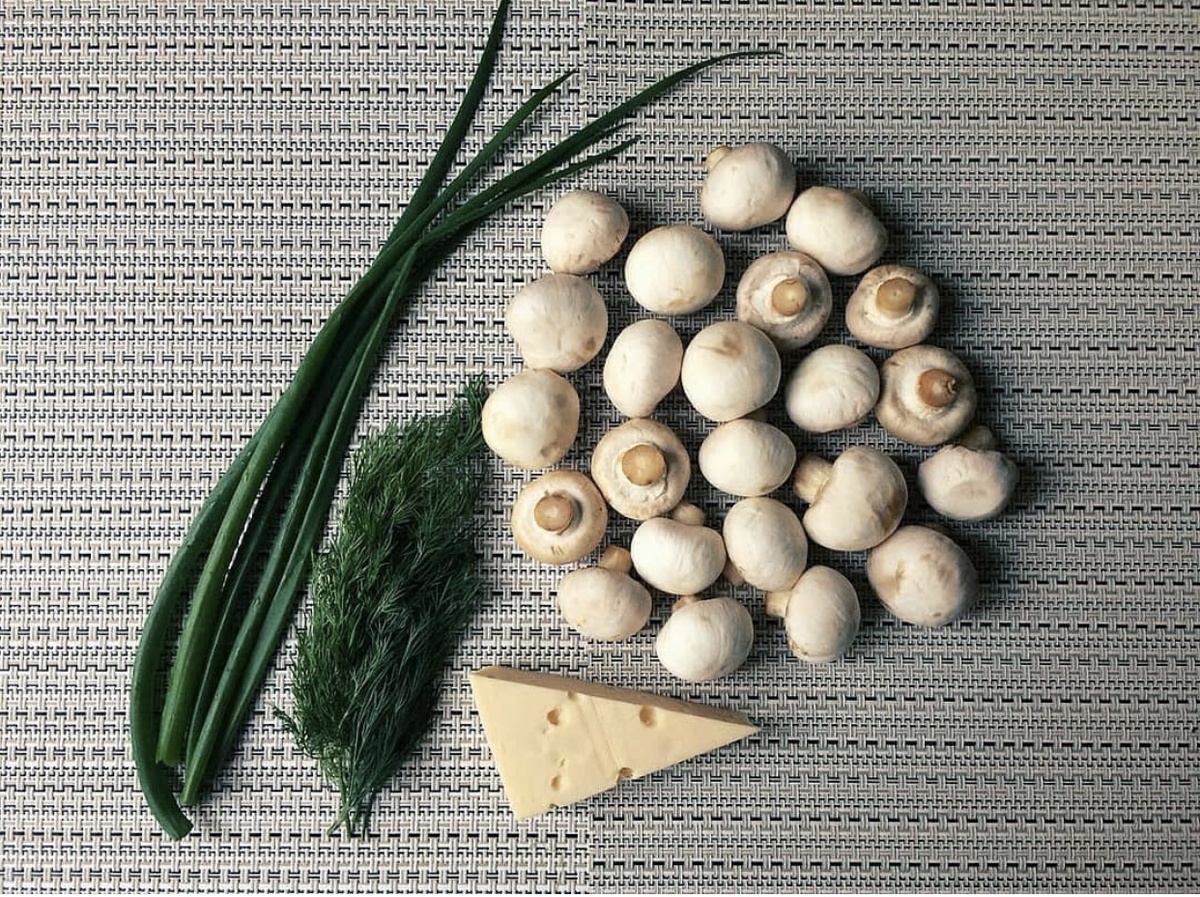 Такие ровненькие, глаз радовался разглядывать эти грибочки. Когда вижу в магазине, не могу пройти мимо