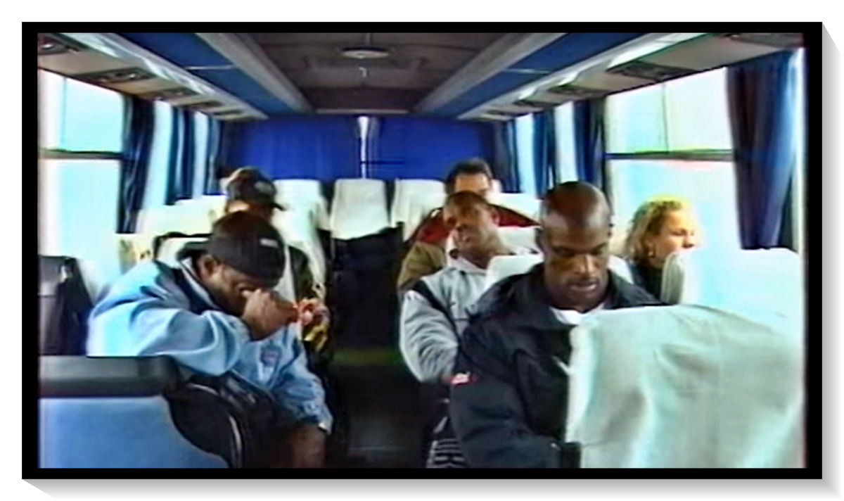 Винс Тэйлор, Пол Диллет и Ронни Коулмэн в автобусе после прилёта в Москву. Скриншот из репортажа телеканала НТВ