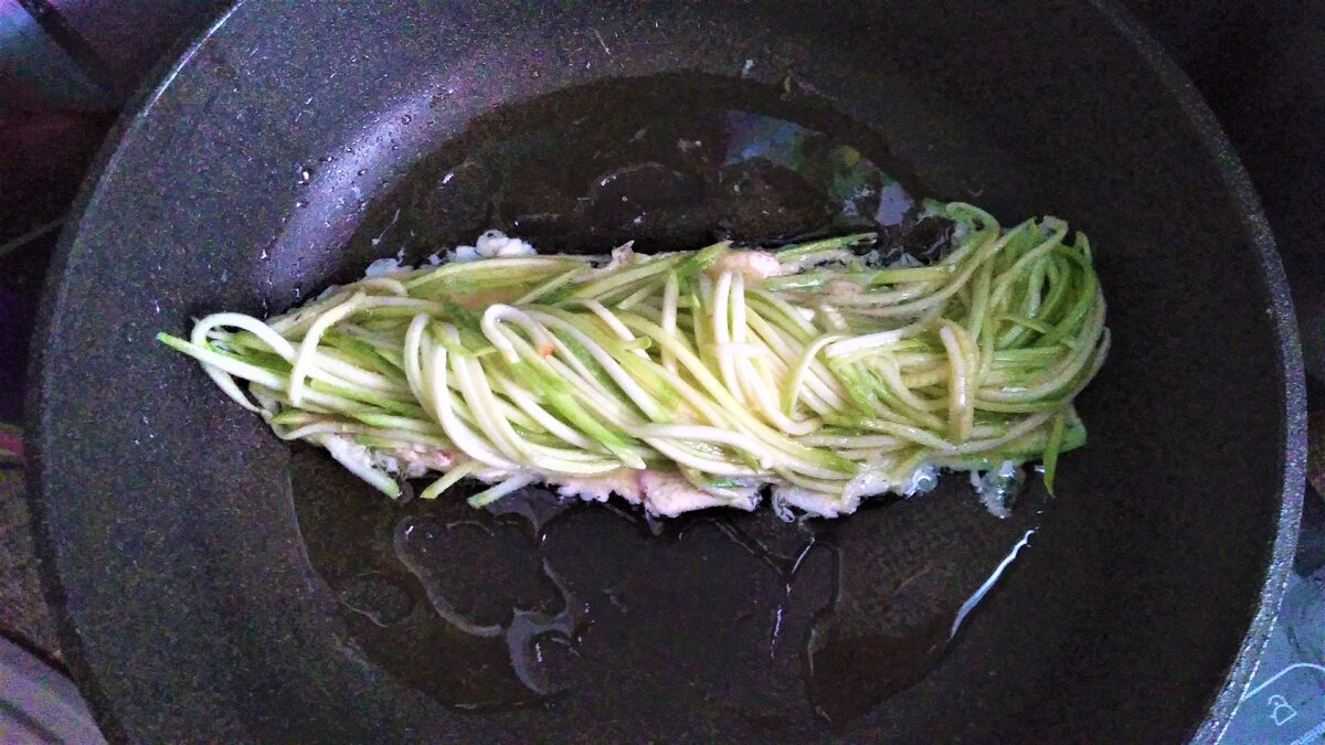 Можно готовить и в духовке, тогда  рельеф косички получится более аккуратным, а сам кабачок более пропеченным.